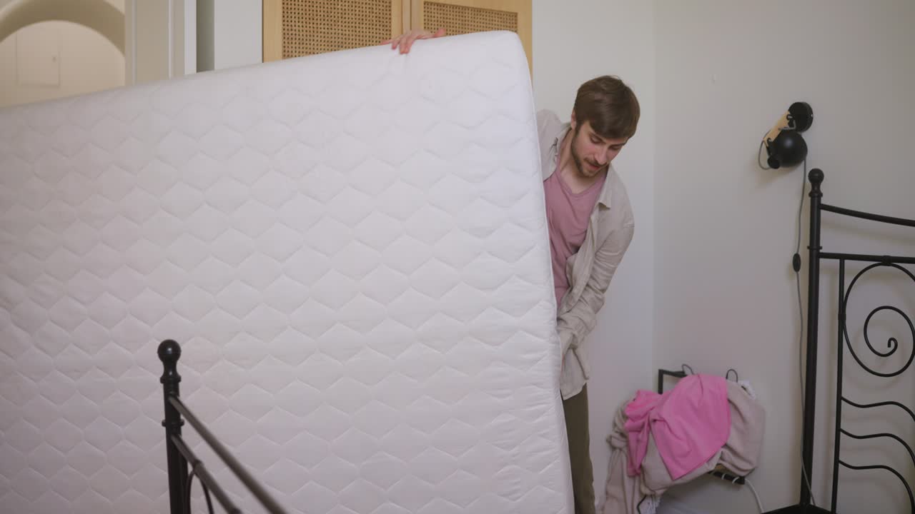 매트리스 를 옮기는 부부