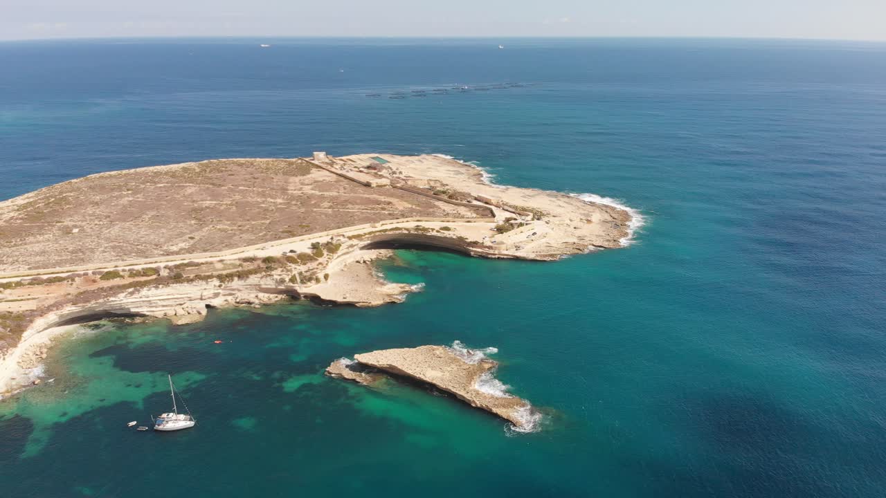 video aéreo de drones del este de malta, área de marsaxlokk, bahía de il-hofra l-kbira