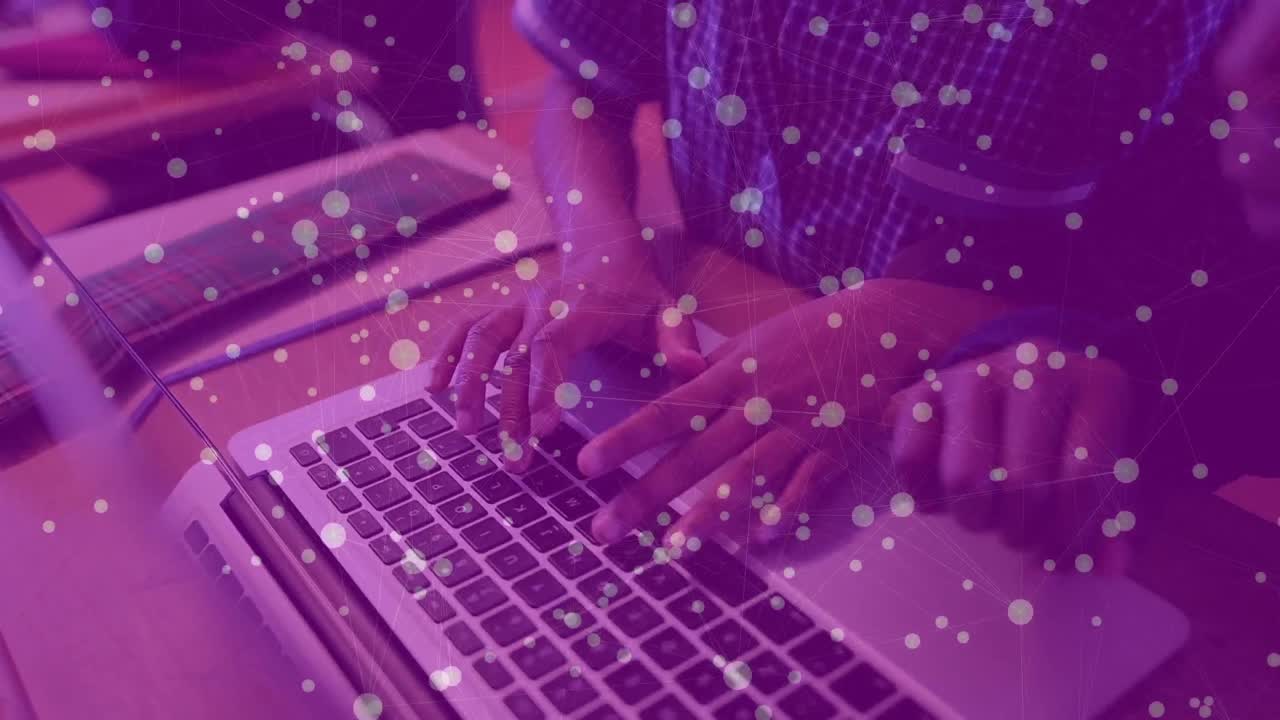 animación de la red de conexiones con iconos sobre diversos escolares que utilizan computadoras portátiles
