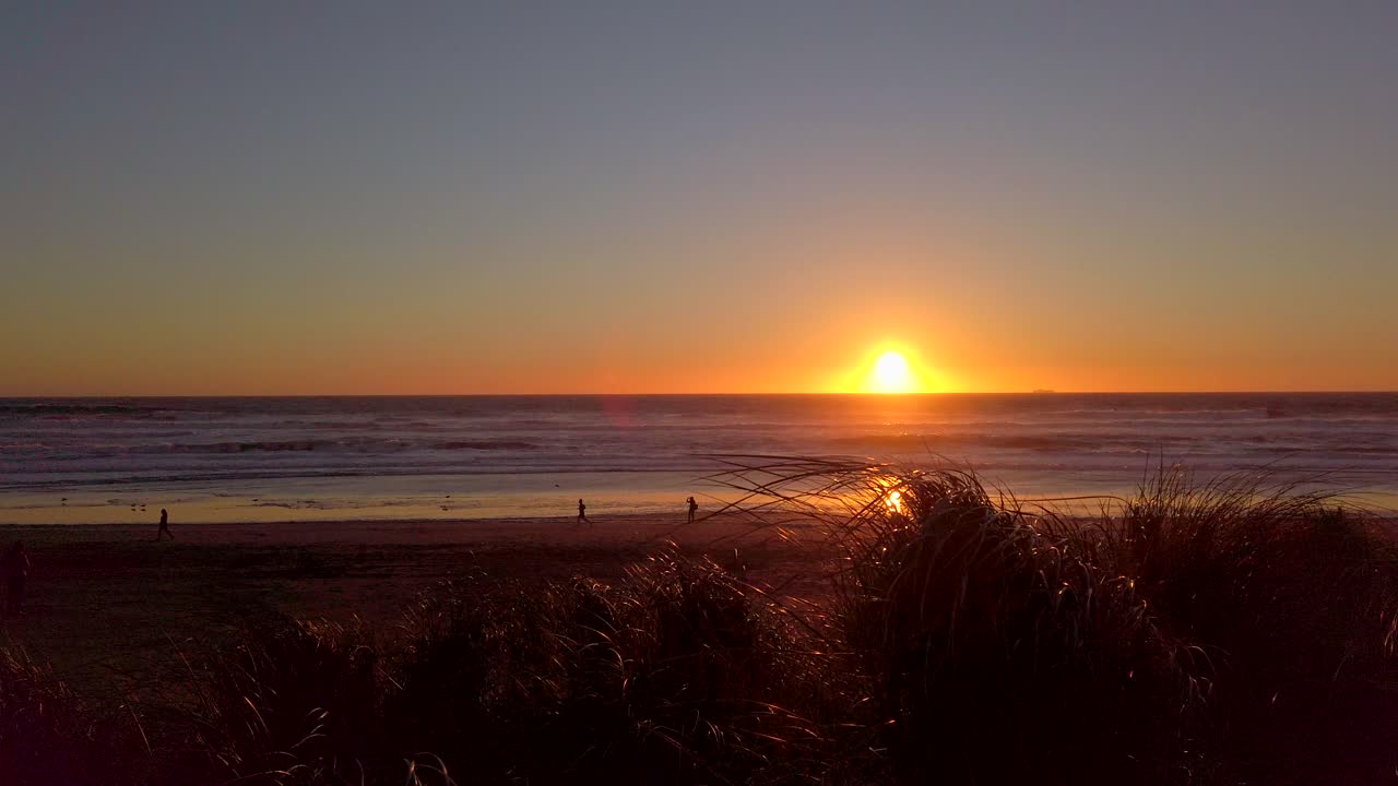 매우 바람이 부는 바다 해변, 샌프란시스코, 캘리포니아에서 일몰의 왼쪽에서 오른쪽으로 패닝 샷