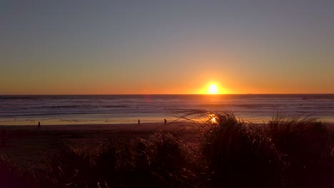 Toma-Panorámica-De-Izquierda-A-Derecha-De-La-Puesta-De-Sol-Sobre-Una-Playa-Oceánica-Muy-Ventosa,-San-Francisco,-California