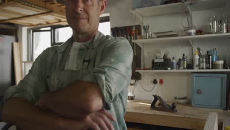 retrato de un hombre en su taller en casa