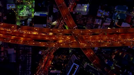 mira hacia abajo al tráfico en la autopista por la noche, video 4k