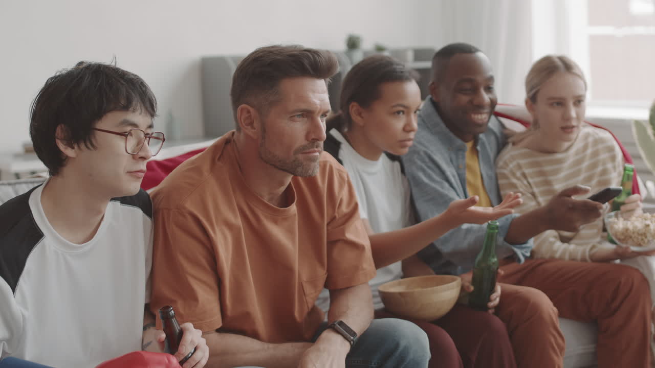 Cinque amici diversi seduti sul divano