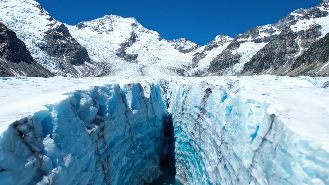 Maestoso paesaggio glaciale catturato in due splendide inquadrature che rivelano la bellezza cristallina e lo splendore naturale delle formazioni di ghiaccio e delle cime montuose.