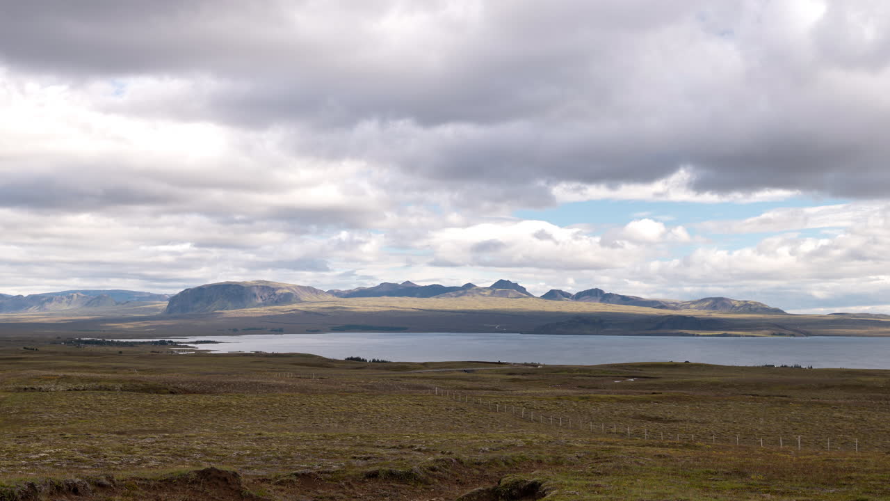 Time lapse di nuvole sul lago Thingvallavatn vicino al Parco nazionale di Thingvellir, nell'Islanda centrale
