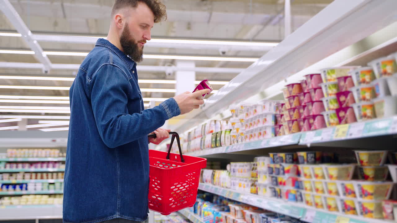 hombre comprando productos lácteos en un supermercado