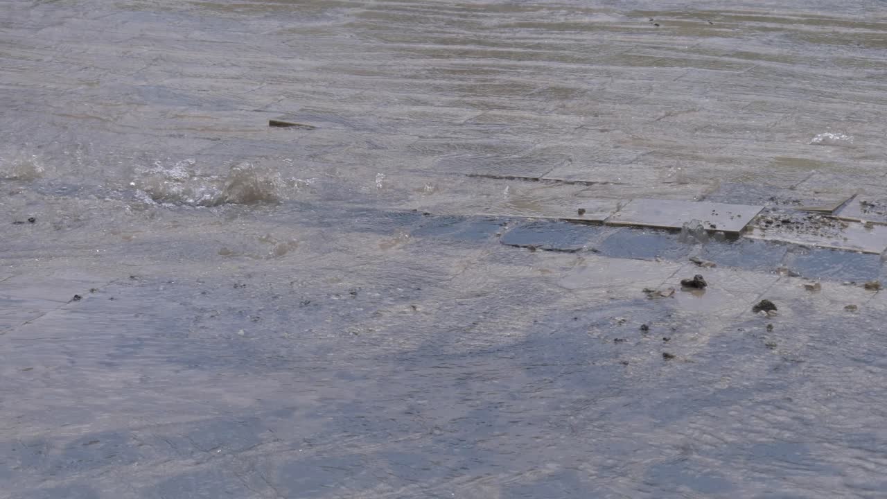 公道の舗装路での水道管破裂 4K
