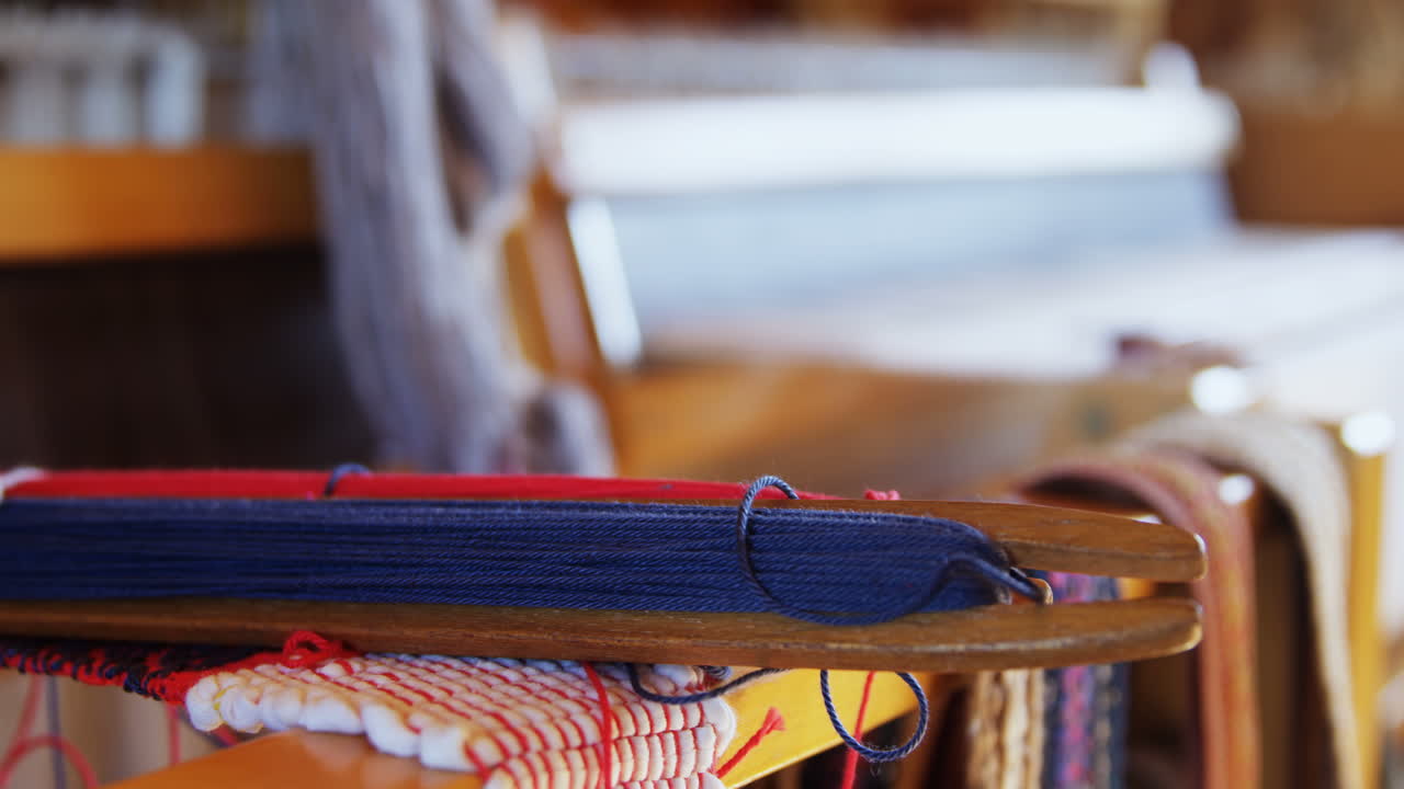 손으로 짜는 기계와 짜는 셔틀은 빈 작업실에서 4k