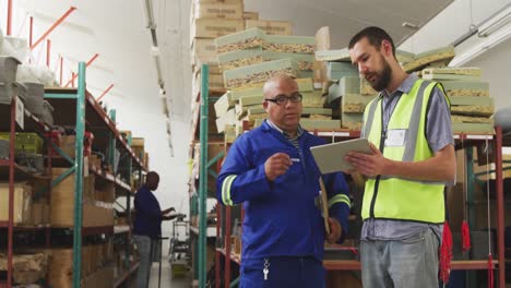 trabajadores discutiendo sobre el trabajo