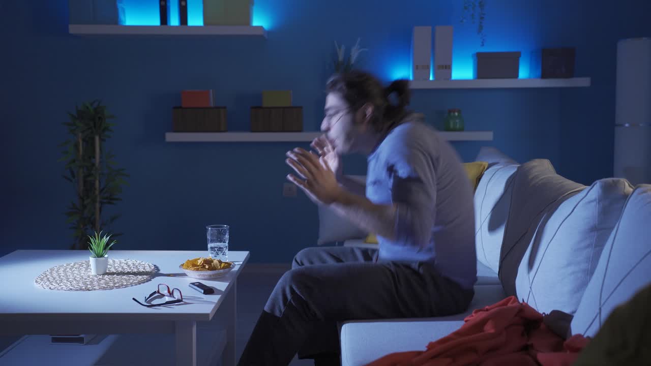 hombre gracioso viendo la televisión con entusiasmo.