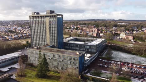 Luftaufnahme-Pilkingtons-Gläserne-Firmenzentrale,-Stadtbild-Mit-Blauem-Hochhaus-Mit-Bürogemeinschaftsflächen