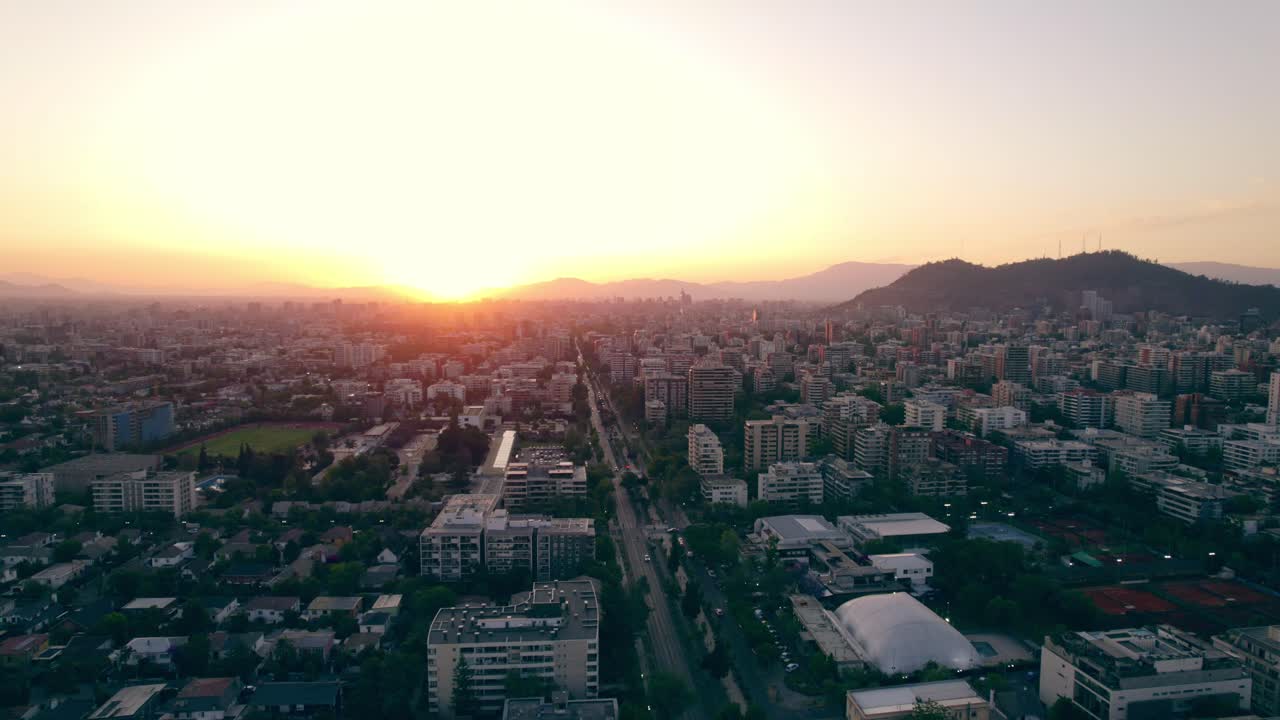 라스 플로레스 인근의 공중 궤도, 산, 산티아고, 칠레에 태양이 지는 배경의 서사시 일몰