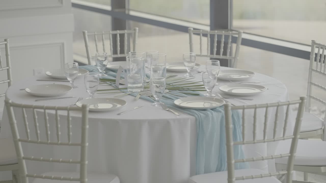 mesas de catering para la recepción de bodas listas para los invitados