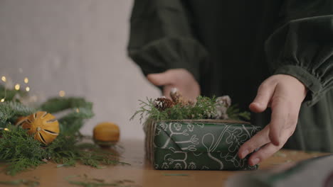 Ein-Geschenk-Zu-Weihnachten-Dekorieren-Und-Verpacken