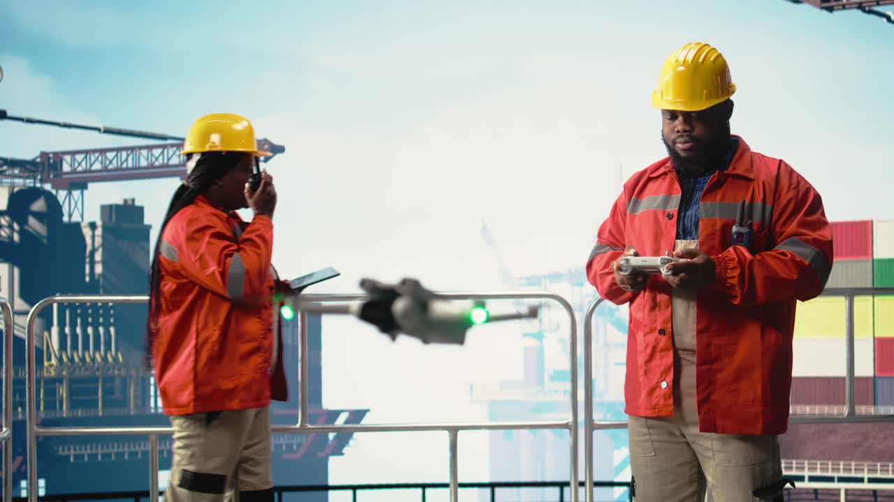 Lodret video Offshore platforms specialist bruger drone til inspektion af anlæg og kortlægning af aktiver