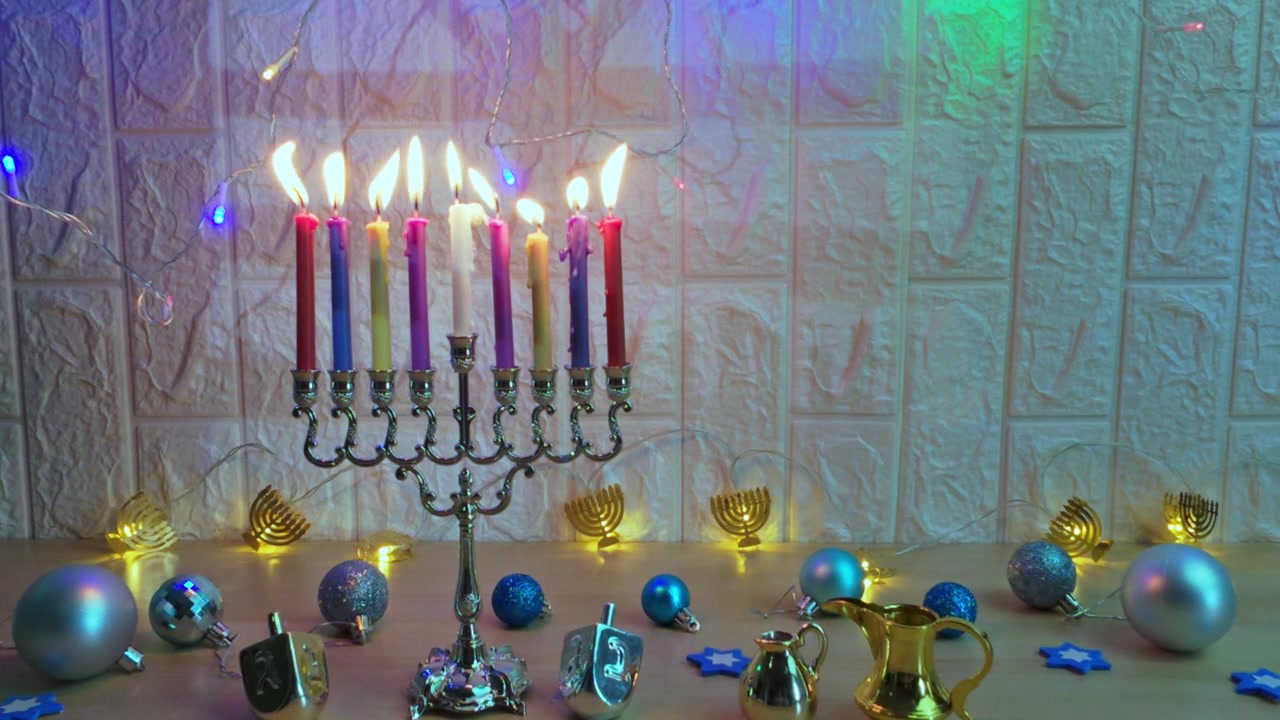 Menorah di Hanukkah con candele accese e dreidel