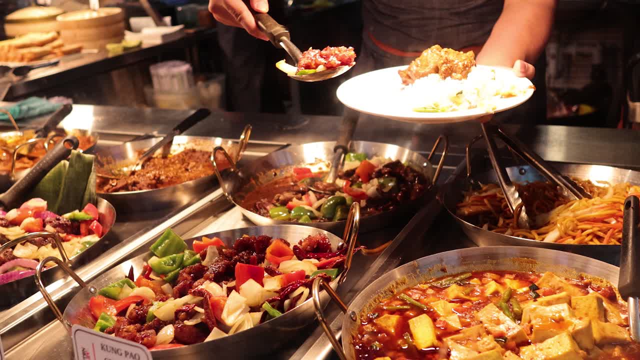 시장 의 상점 에서 제공 되는 음식