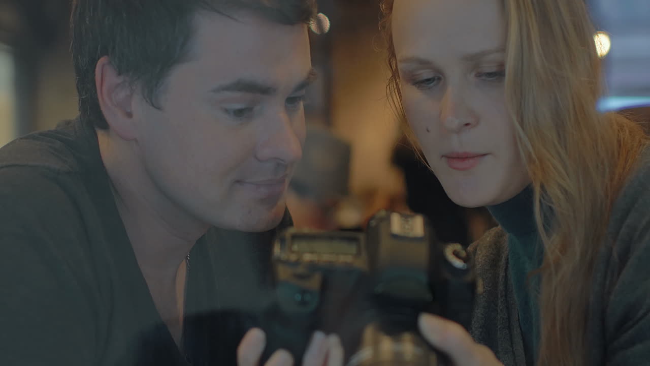 카메라를 가진 젊은 부부는 최고의 을 선택합니다.