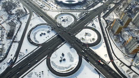 Autos-Fahren-Auf-Winterlichen-Kreuzungen.-Drohnenansicht,-Autoverkehr-Am-Autobahnkreuz
