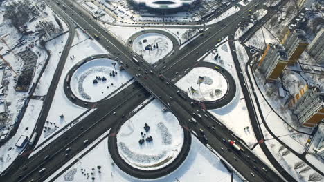 coches circulando por cruces invernales. vista de drones tráfico de automóviles en el cruce de autopistas