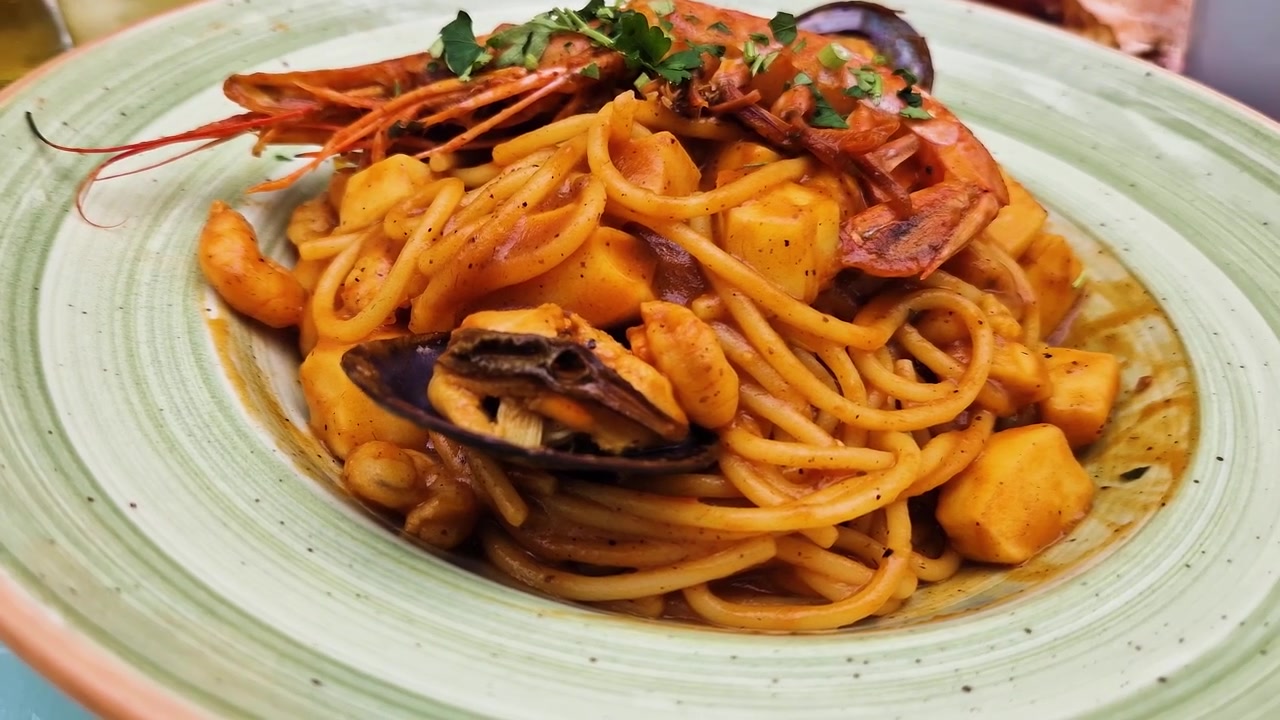 Deliziosa pasta ai frutti di mare con gamberi, vongole e sapori tradizionali spagnoli