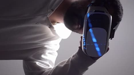 persona revisa números de negocios en gafas vr, holograma de concepto futurista