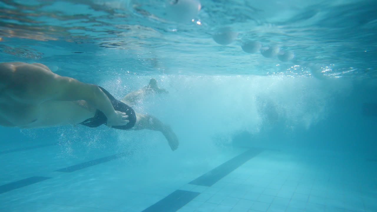 nadador bajo el agua en una piscina