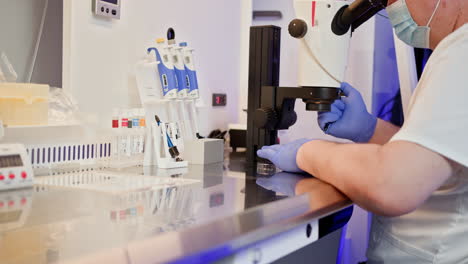 científico que trabaja en un laboratorio