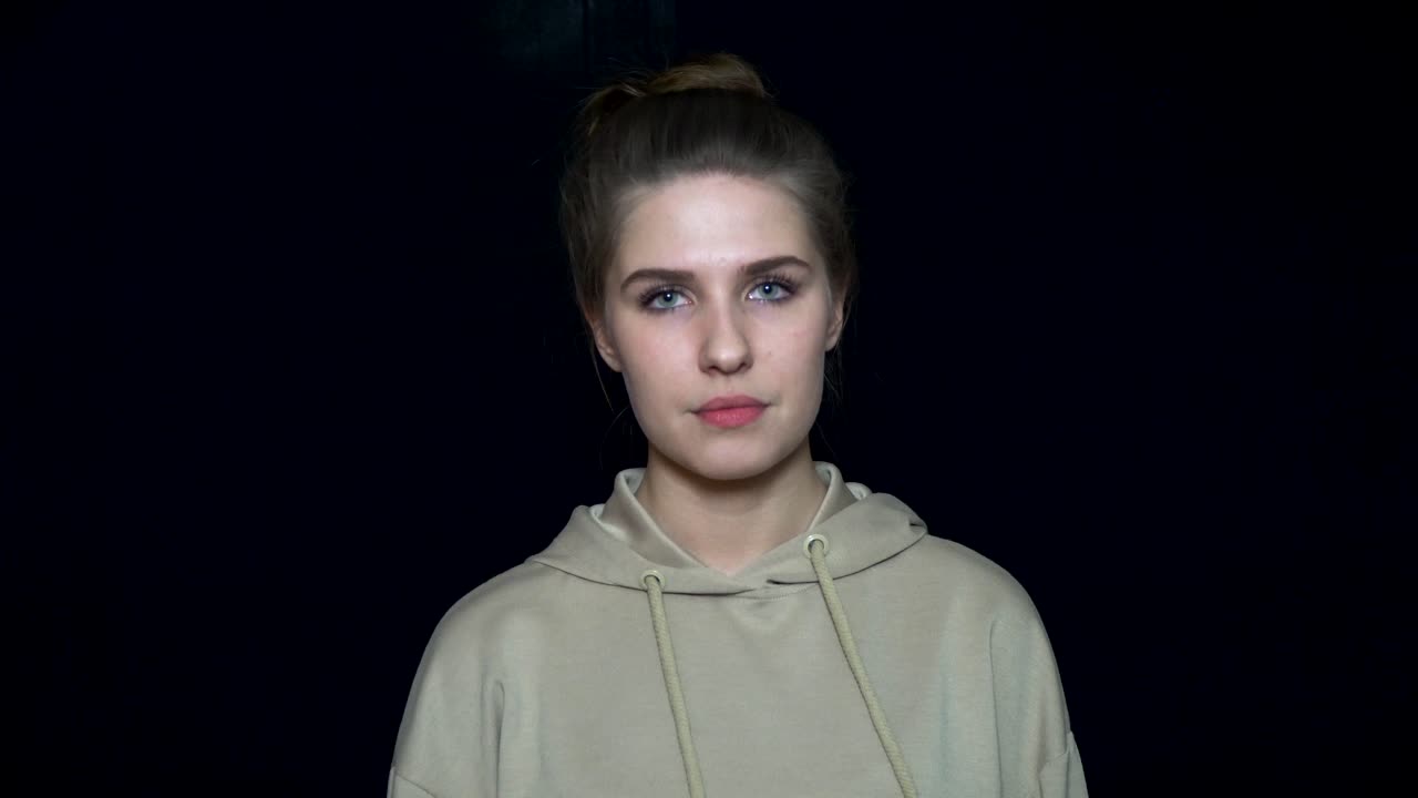 穿著帽子衫的女人