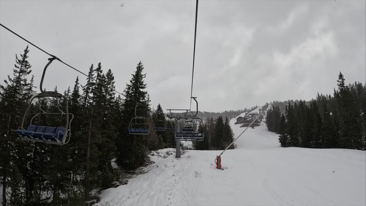 눈과 스키 여행의 하루 하지만 다른 것은 느린 움직임에서 태양입니다