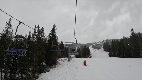 Nieve-Con-Y-Un-Día-De-Esquí-De-Viaje-Pero-Lo-Diferente-Es-El-Sol-En-Cámara-Lenta