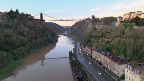 Lufttransportwagen-über-Dem-Fluss-Avon-In-Richtung-Clifton-Suspension-Bridge,-Hotwells,-Bristol