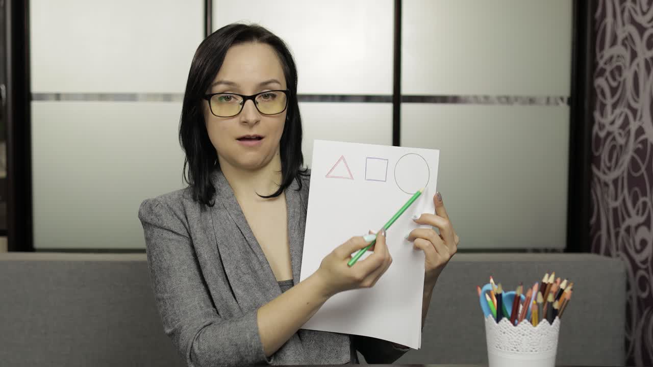 maestra haciendo videoconferencia. educación a distancia con la clase de los niños en casa