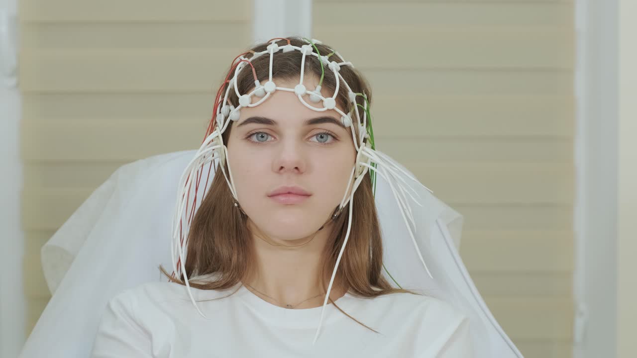 тестирование мозга пациента с помощью энцефалографии в медицинском центре