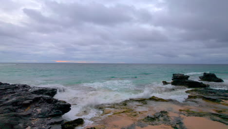 Vista-Del-Amanecer-Sobre-El-Océano-Pacífico-Desde-La-Playa-De-Arena-En-Oahu-Hawaii