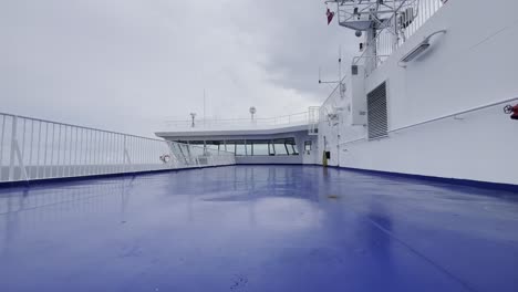 Deckt-Eine-Autofähre-Auf-Dem-Meer-Bei-Leichtem-Wind-Und-Bewölktem-Himmel-Mit-Der-Steuerbrücke-Des-Kapitäns-Ab