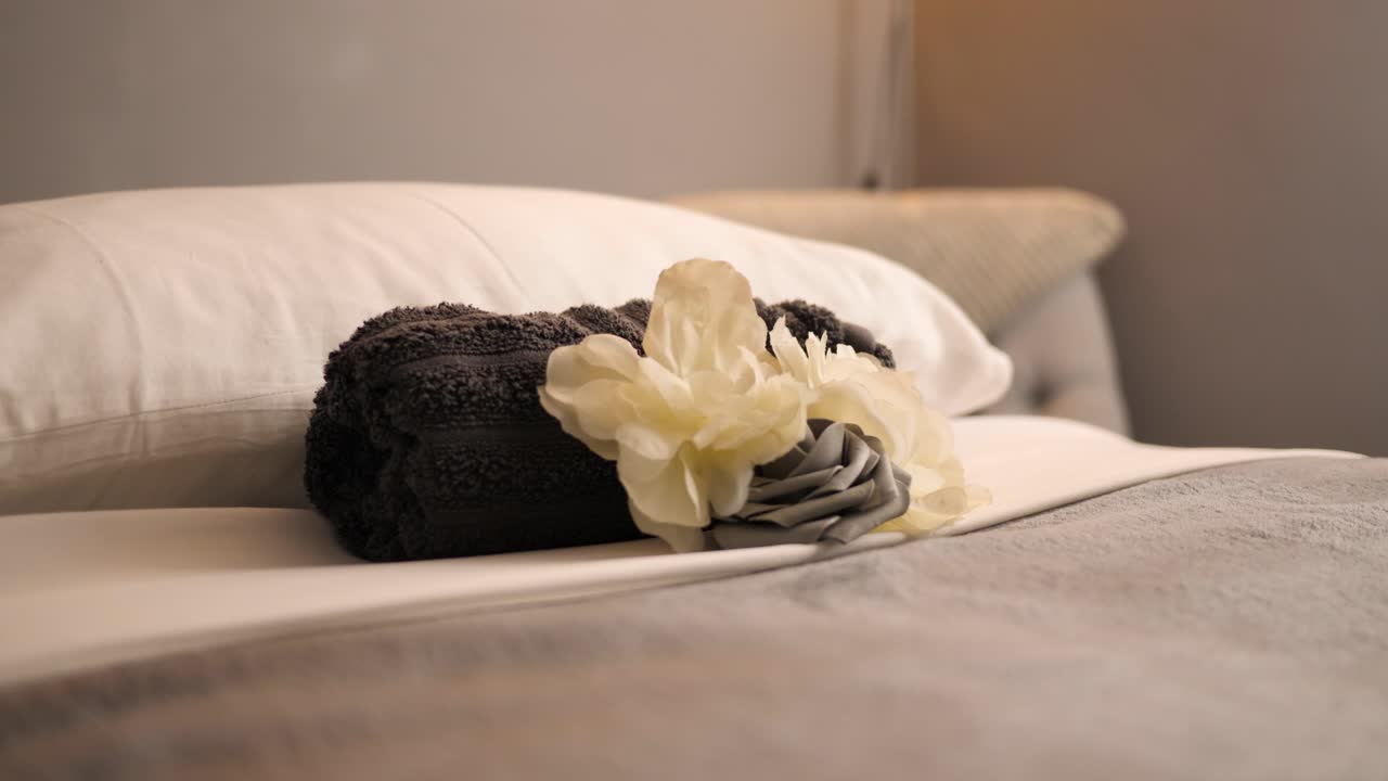 마사지 테이블이 있는 따뜻한 스파 룸