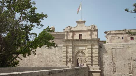 Eingang-Nach-Mdina,-Der-Von-Den-Römern-Geschaffen-Wurde,-Als-Sie-Sich-Durch-Die-Befestigung-Von-Malta-Vom-Rest-Der-Stadt-Trennten