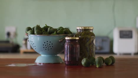 cerca de la encimera en la cocina con verduras y frascos