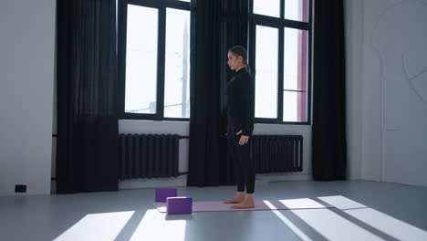 mujer haciendo yoga en un estudio