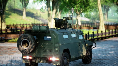 coche militar blindado en la gran ciudad