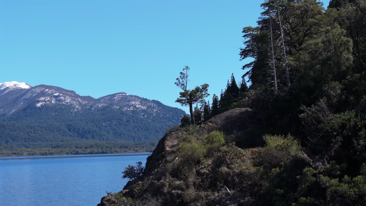vuelo aéreo de drones valle del lago de los alerces, paisaje patagónico argentino a la luz del día