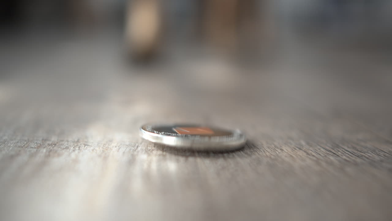 un primer plano de la moneda etérea plateada