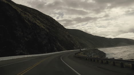 Punto-De-Vista-De-La-Ventana-Del-Coche-En-Cámara-Lenta-Hacia-El-Sur-De-California-Ruta-1-Al-Sur-De-Santa-Bárbara