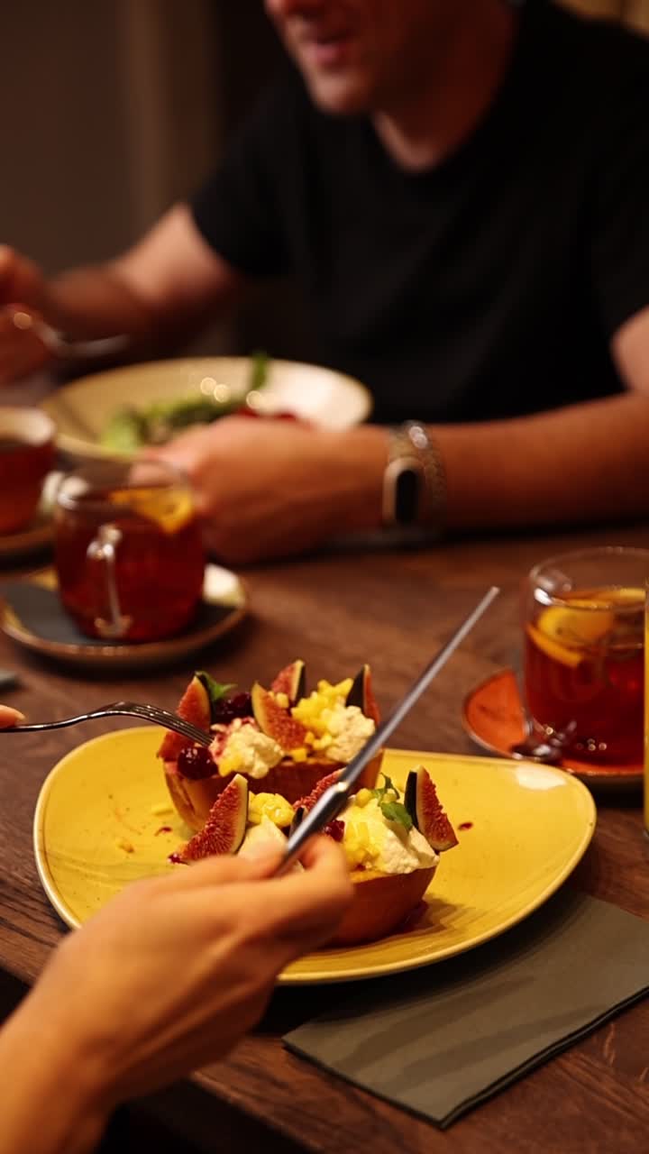 People eating fig desserts and drinking tea