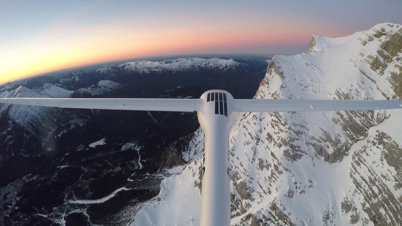 Flying with a glider through the alps of Austria and Germany