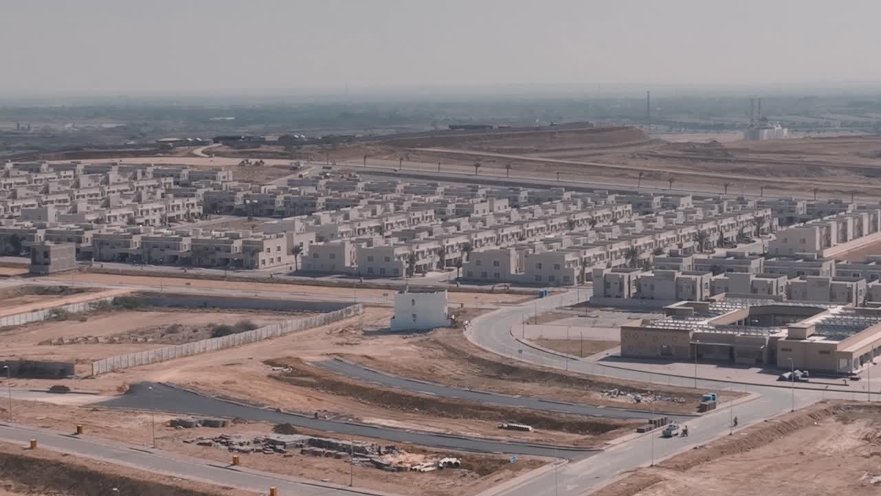 vista aérea del nuevo desarrollo inmobiliario en la ciudad de bahria, karachi