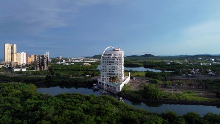 hermoso edificio en la marina de Sinaloa