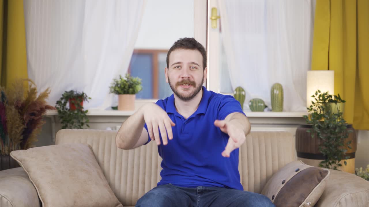 hombre feliz bailando para la cámara.